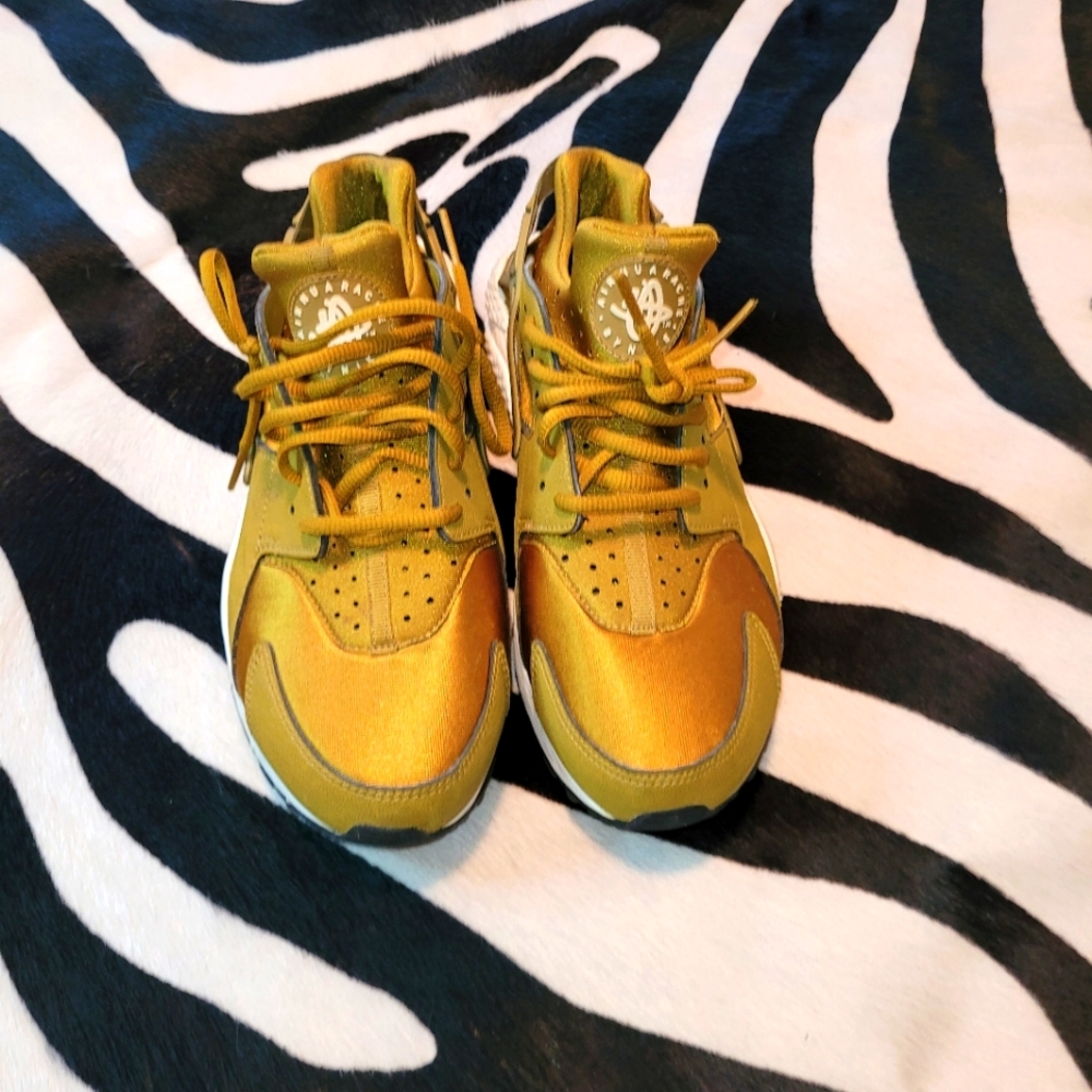 Nike Air Huarache Women's Sz. 10 Gold